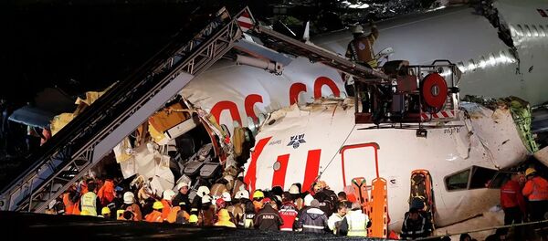 Жесткая посадка самолета Boeing-737 авиакомпании Pegasus в стамбульском аэропорту - 俄罗斯卫星通讯社