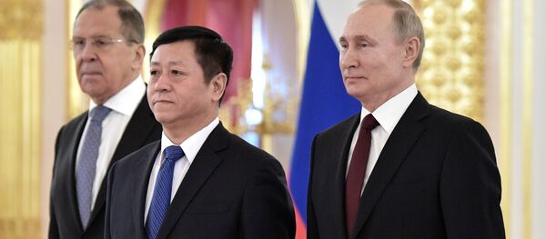 5 февраля 2020. Президент РФ Владимир Путин и чрезвычайный и полномочный посол Китайской Народной Республики Чжан Ханьхуэй - 俄羅斯衛星通訊社