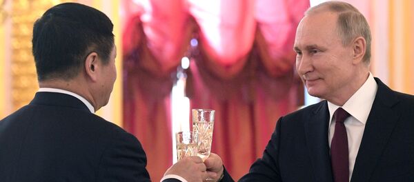 5 февраля 2020. Президент РФ Владимир Путин и чрезвычайный и полномочный посол Китайской Народной Республики Чжан Ханьхуэй (слева) после церемонии вручения верительных грамот вновь прибывших послов иностранных государств в Большом Кремлевском дворце - 俄羅斯衛星通訊社