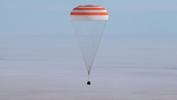 即將返回地球的乘員與留在國際空間站上的宇航員告別 - 俄羅斯衛星通訊社