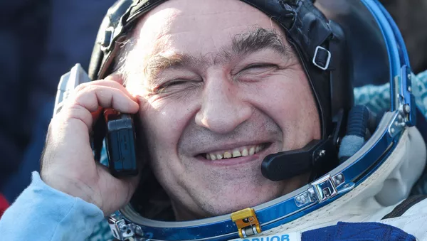 Космонавт Александр Скворцов после посадки спускаемого аппарата в казахстанской степи - 俄羅斯衛星通訊社