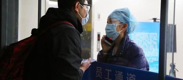 “95後”護士和男友隔著玻璃門和口罩親吻 訴說思念 - 俄羅斯衛星通訊社