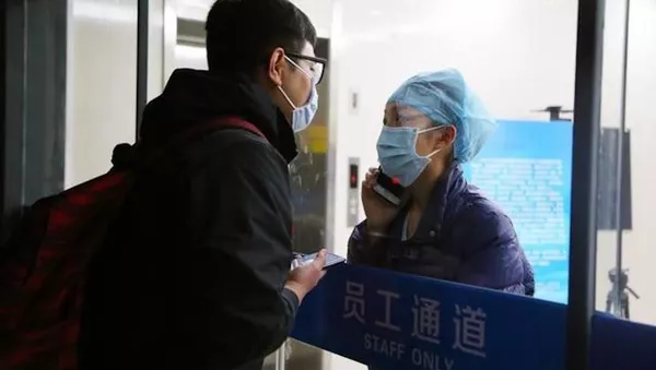 “95後”護士和男友隔著玻璃門和口罩親吻 訴說思念 - 俄羅斯衛星通訊社