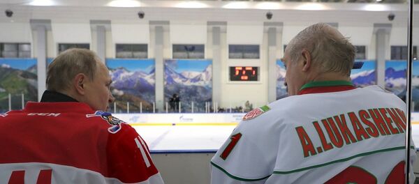 7 февраля 2020. Президент РФ Владимир Путин и президент Белоруссии Александр Лукашенко (справа) во время хоккейного матча в спорткомплексе Галактика в Сочи. - 俄羅斯衛星通訊社