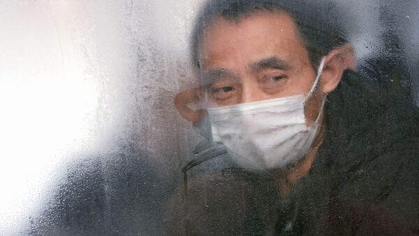 Гражданин КНР в автобусе возле центра наблюдения на базе санатория Бодрость в Екатеринбурге - 俄罗斯卫星通讯社