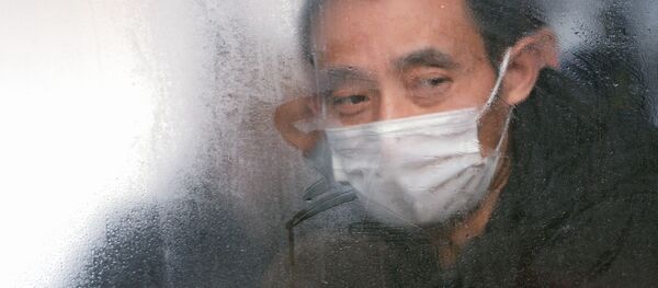 Гражданин КНР в автобусе возле центра наблюдения на базе санатория Бодрость в Екатеринбурге - 俄羅斯衛星通訊社