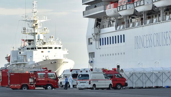 Пожарные машины и кареты скорой помощи у круизного лайнера Diamond Princes, помещенного в карантин у японского порта Йокогама - 俄羅斯衛星通訊社