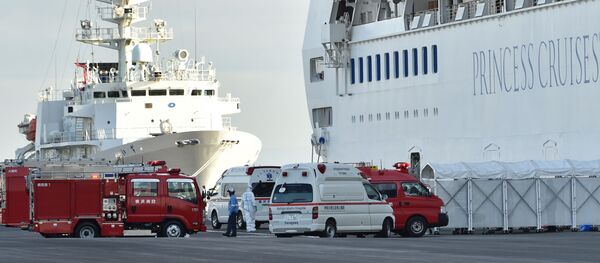 Пожарные машины и кареты скорой помощи у круизного лайнера Diamond Princes, помещенного в карантин у японского порта Йокогама - 俄罗斯卫星通讯社