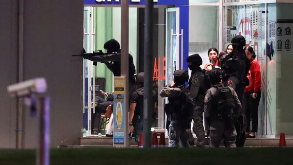 Тайские солдаты стоят возле торгового центра Terminal 21, где были взяты в заложники люди - 俄罗斯卫星通讯社
