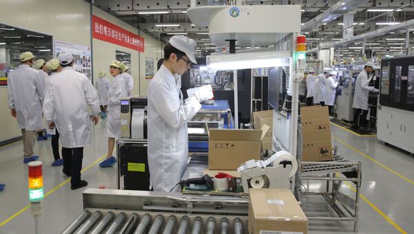 Рабочий на заводе по производству смартфонов  - 俄羅斯衛星通訊社