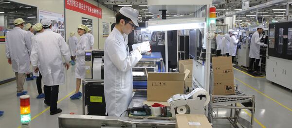 Рабочий на заводе по производству смартфонов  - 俄羅斯衛星通訊社