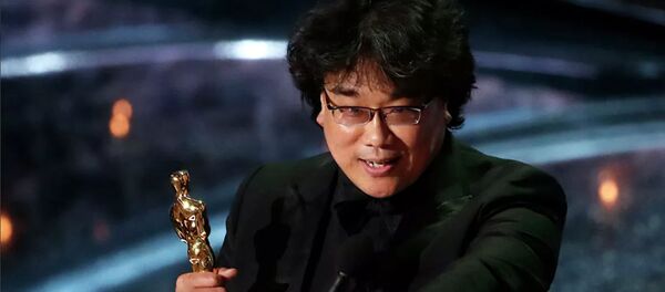 Режиссер Пон Чжун Хо на церемонии вручения премии Оскар Режиссер Пон Чжун Хо на церемонии вручения премии Оскар - 俄罗斯卫星通讯社