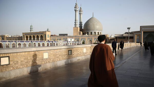 Иранский священник гуляет перед храмом Фатимы Масуме в Кёме. - 俄罗斯卫星通讯社