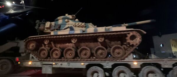 Турецкая военная техника пересекает турецко-сирийскую границу Турецкая военная техника пересекает турецко-сирийскую границу - 俄罗斯卫星通讯社