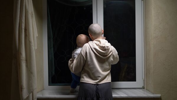 Лысые девушка с ребенком у окна - 俄罗斯卫星通讯社