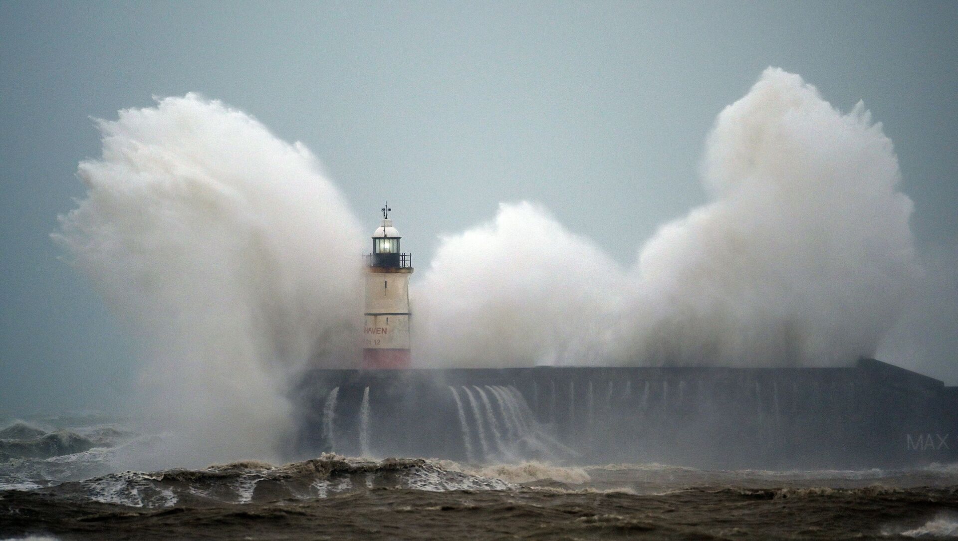  Волны у маяка Нью Хейвен на южном побережье Англии во время урагана Киара - 俄羅斯衛星通訊社, 1920, 06.12.2021