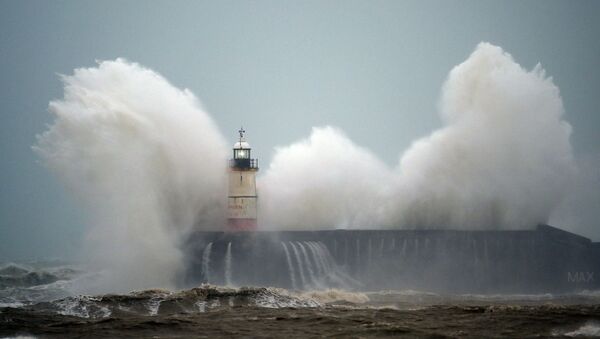 Волны у маяка Нью Хейвен на южном побережье Англии во время урагана Киара - 俄罗斯卫星通讯社