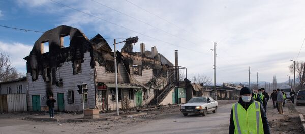 На улице поселка Масанчи после массовых беспорядков. с начавшие с драки жителей в селе Масанчи. По последним данным, погибли 10 человек, почти 50 участников беспорядков задержаны. Из-за поджогов повреждены 25 частных жилых домов, 31 коммерческий объект и 41 автомобиль. - 俄羅斯衛星通訊社