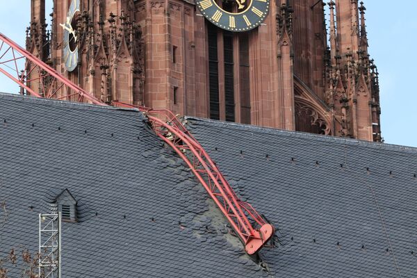 Упавший кран на крышу собора после шторма Сиара в Германии  - 俄羅斯衛星通訊社