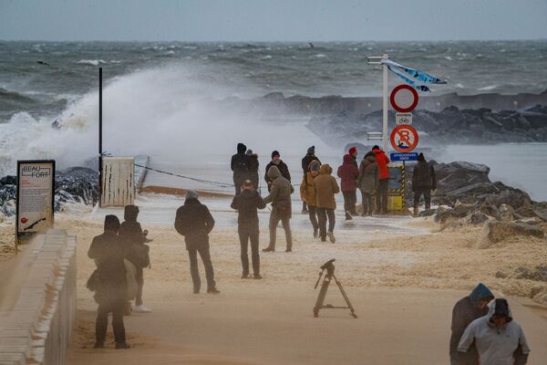 Сильные волны после прохождения шторма Сиара на бельгийском побережье  - 俄罗斯卫星通讯社