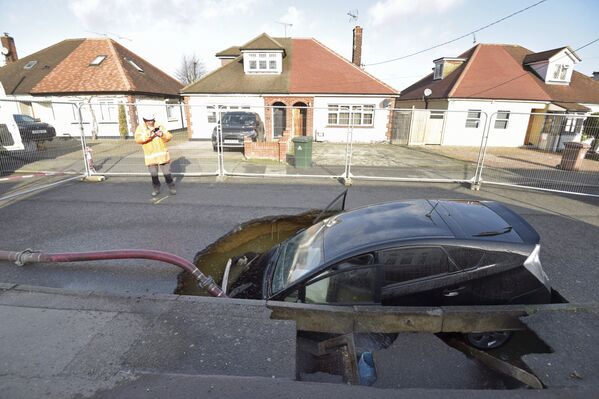 Автомобиль в воронке после прохождения шторма Сиара в Англии  - 俄羅斯衛星通訊社