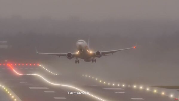 Самолет во время сложной посадки из-за шторма Сиара в аэропорту Бирмингема - 俄罗斯卫星通讯社