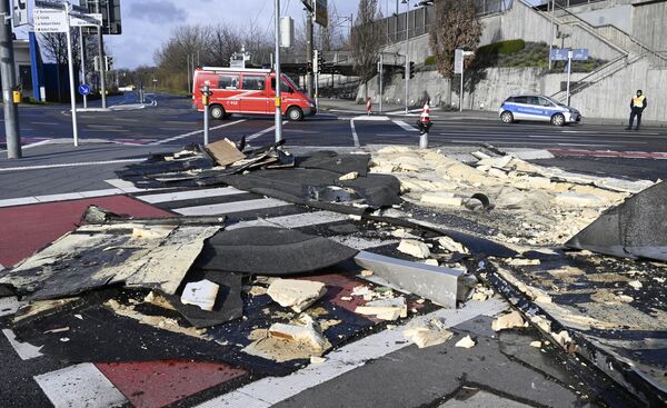 Обломки крыши на дороге после прохождения шторма Сиара в Германии - 俄罗斯卫星通讯社