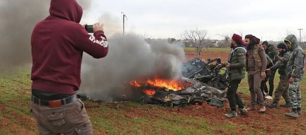 Горящие обломки военного вертолета примерно в 6 километрах к юго-востоку от города Идлиб. 11 февраля 2020 Горящие обломки военного вертолета примерно в 6 километрах к юго-востоку от города Идлиб. 11 февраля 2020 - 俄羅斯衛星通訊社