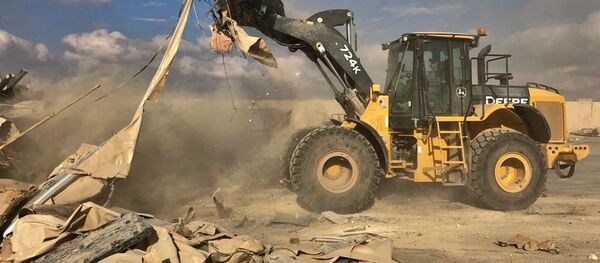 Бульдозер убирает обломки и мусор после обстрела военной базы США Эйн-аль-Асад в Ираке - 俄罗斯卫星通讯社