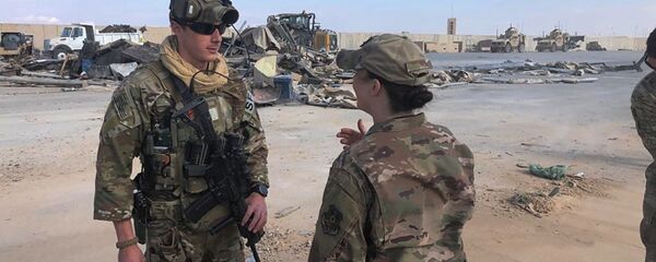 Военные на месте обстрела военной базы США Эйн-аль-Асад в Ираке - 俄罗斯卫星通讯社