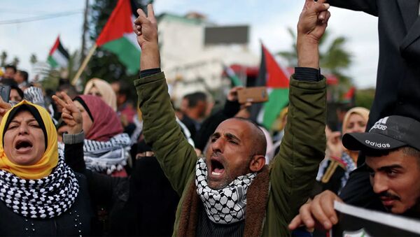 Палестинцы во время митинга в городе Газа в поддержку президента Махмуда Аббаса и против ближневосточного мирного плана президента США Дональда Трампа - 俄罗斯卫星通讯社