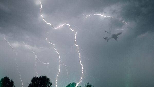 Полет самолета во время грозы - 俄羅斯衛星通訊社