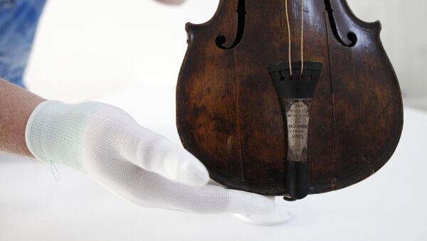 Скрипка, на которой играл Уоллес Хартли во время плавания на Титанике - 俄罗斯卫星通讯社