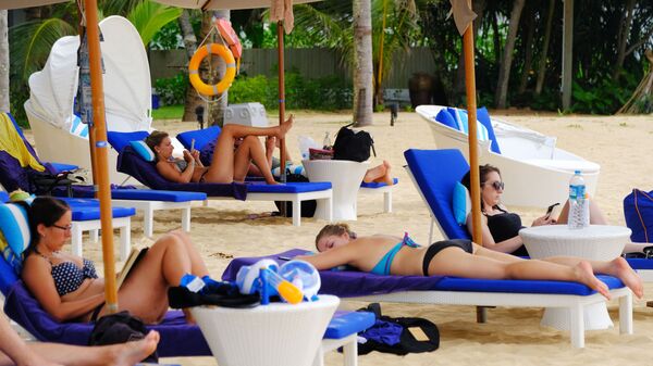 Туристы отдыхают на пляже в Тайланде - 俄羅斯衛星通訊社