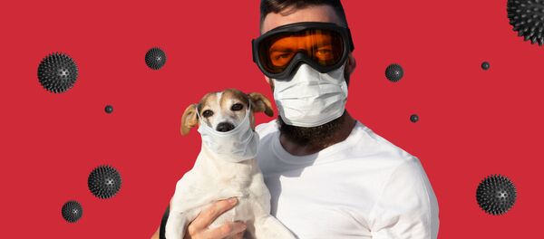 Человек в защитной маске и очках с собакой в медицинской маске - 俄罗斯卫星通讯社