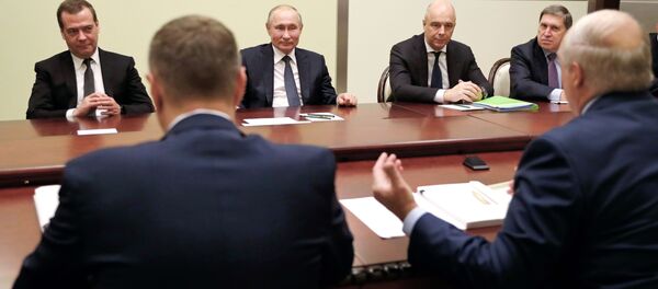 Президент РФ Владимир Путин и председатель правительства РФ Дмитрий Медведев во время переговоров с президентом Белоруссии Александром Лукашенко (справа) в Сочи - 俄羅斯衛星通訊社