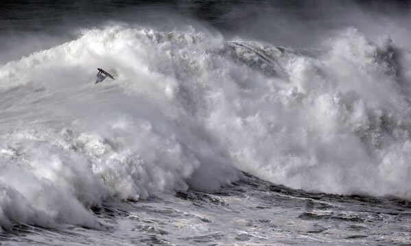 在葡萄牙巨浪上不可思議地衝浪 - 俄羅斯衛星通訊社