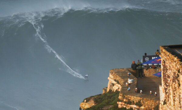 在葡萄牙巨浪上不可思议地冲浪 - 俄罗斯卫星通讯社