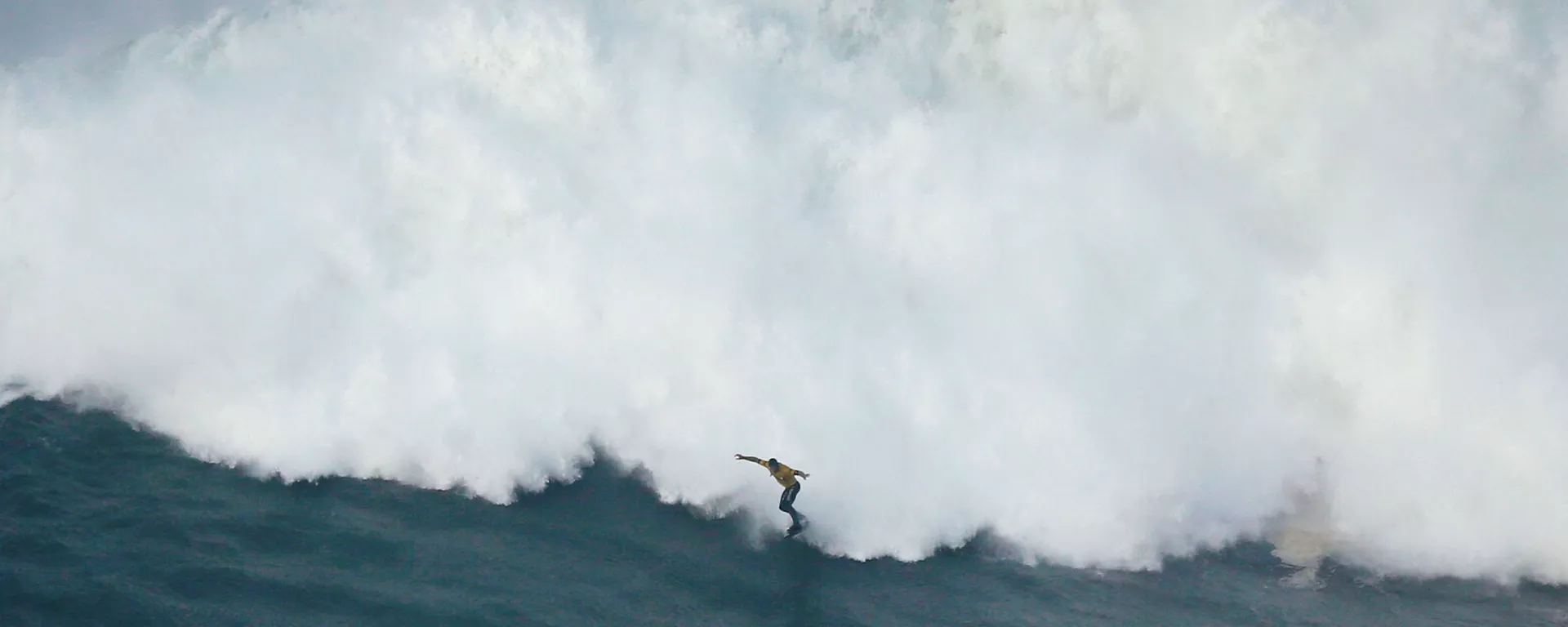 Австралийский серфер на гигантских волнах во время турнира Nazare Tow Surfing Challenge в Португалии  - 俄羅斯衛星通訊社, 1920, 26.12.2021