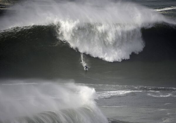 在葡萄牙巨浪上不可思議地衝浪 - 俄羅斯衛星通訊社