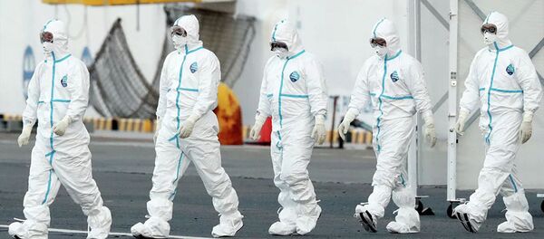 Персонал в защитных костюмах у круизного судна Diamond Princess в порту Йокогамы - 俄羅斯衛星通訊社
