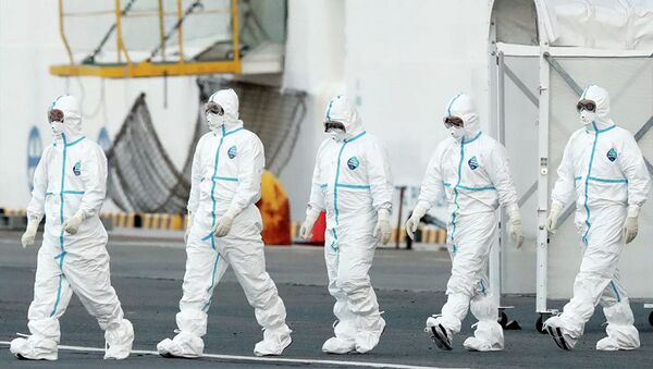 Персонал в защитных костюмах у круизного судна Diamond Princess в порту Йокогамы - 俄罗斯卫星通讯社