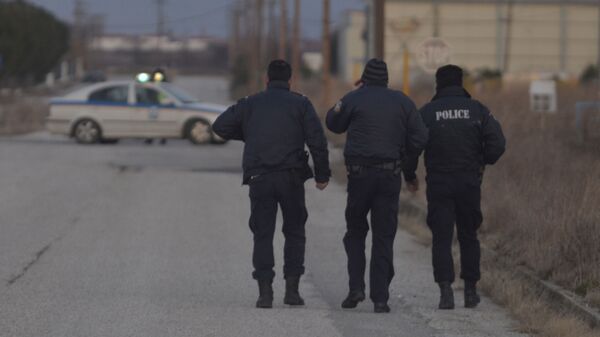 Полиция охраняет территорию вокруг завода к северо-востоку от Афин, Греция - 俄羅斯衛星通訊社