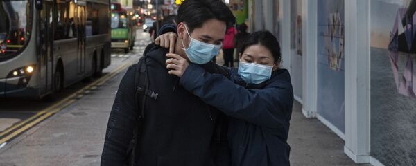 Пара в защитных медицинских масках Пара в защитных медицинских масках - 俄羅斯衛星通訊社