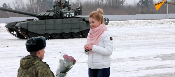 俄军人用坦克组心形求婚成功 - 俄罗斯卫星通讯社