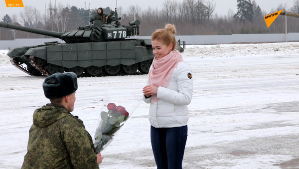 俄軍人用坦克組心形求婚成功 - 俄羅斯衛星通訊社