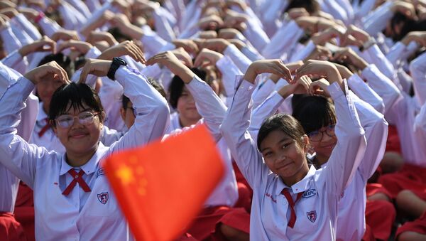 Thai students form a heart shape on Valentine's Day to show their support for China on their fight against coronavirus in a school in Ayutthaya, outside Bangkok - 俄罗斯卫星通讯社