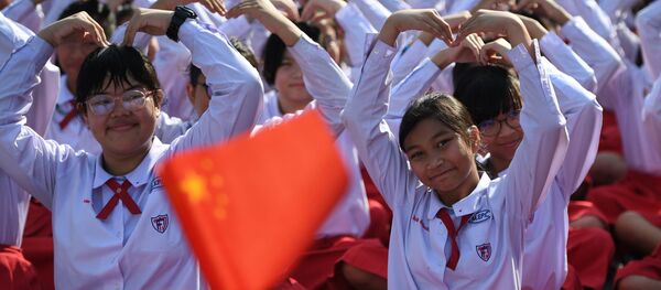 Thai students form a heart shape on Valentine's Day to show their support for China on their fight against coronavirus in a school in Ayutthaya, outside Bangkok - 俄罗斯卫星通讯社