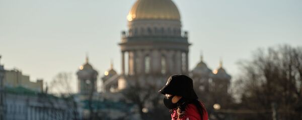 Китайская туристка в защитной маске на Дворцовой площади в Санкт-Петербурге - 俄罗斯卫星通讯社
