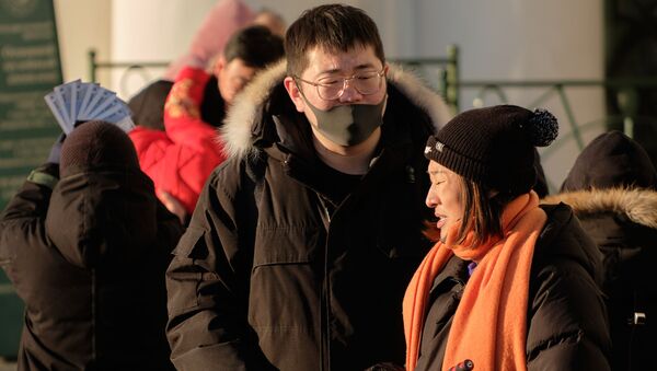 Китайские туристы на Дворцовой площади в Санкт-Петербурге - 俄罗斯卫星通讯社